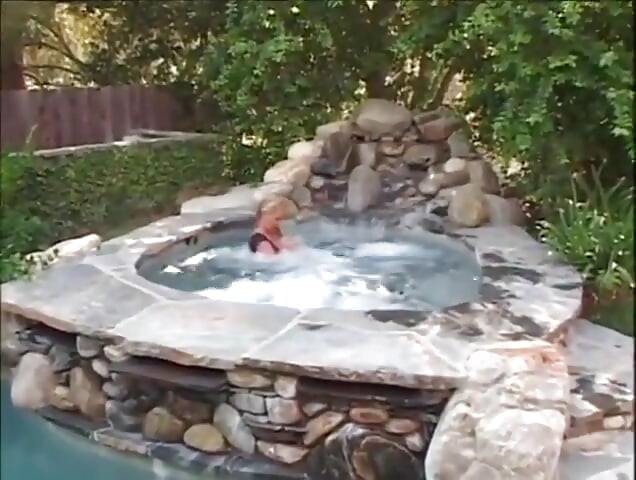 Frumoasă pizdă blondă linsă futându-se în piscină