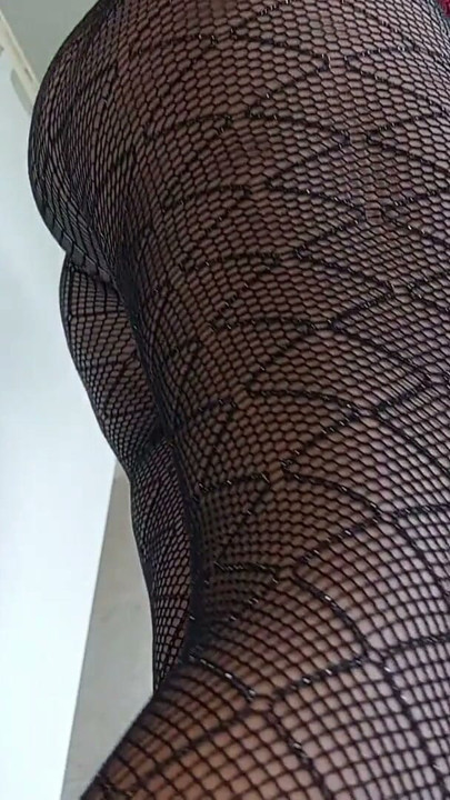 Sensuele harige vrouw in de keuken. Sexy moeder, harig poesje, grote kont. Harig poesje, sexy brunette, grote kont, | Clip 2