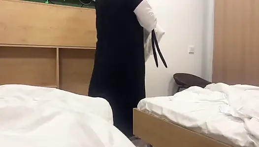 Arap hizmetçi otel odasında müşteriyi baştan çıkarıyor