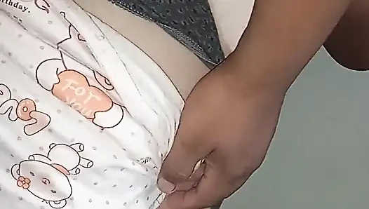 Utangaç kız bacaklarını açıyor