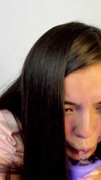 Zadivljujući trenutak iz filma "Studentica s anđeoskim licem i ravnim prsima svršava na webcam showu, puca vrući sok od pičke"