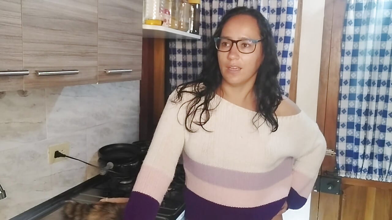 Üvey anne üvey kızının erkek arkadaşı tarafından mutfakta sikiliyor
