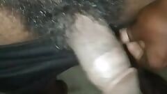 Волосатый паренек показывает ее член с хинди голосом XXX видео