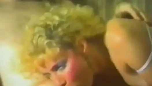 Pantat sempit cewek hot rambut pirang ini dientot habis-habisan sampai mengerang keenakan