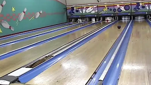 Bowling telanjang ini akan menempatkan pikiran Anda di selokan