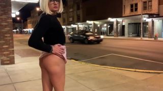 Petite salope sexy sur le trottoir! clip rapide culotte publique pouffiasse cd