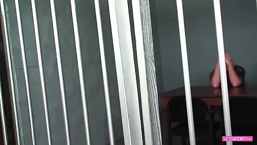 Esmer avukat müşterisini hapishanede sikiyor