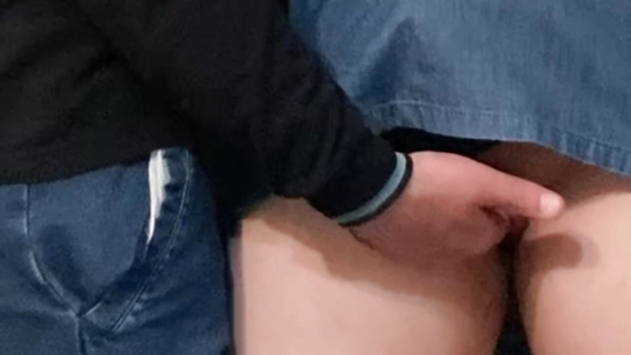 Uau!! Mâna unui străin pervers în chiloții mei sexy