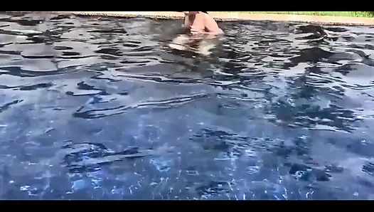 Nake berenang dan ngentot di kolam renang