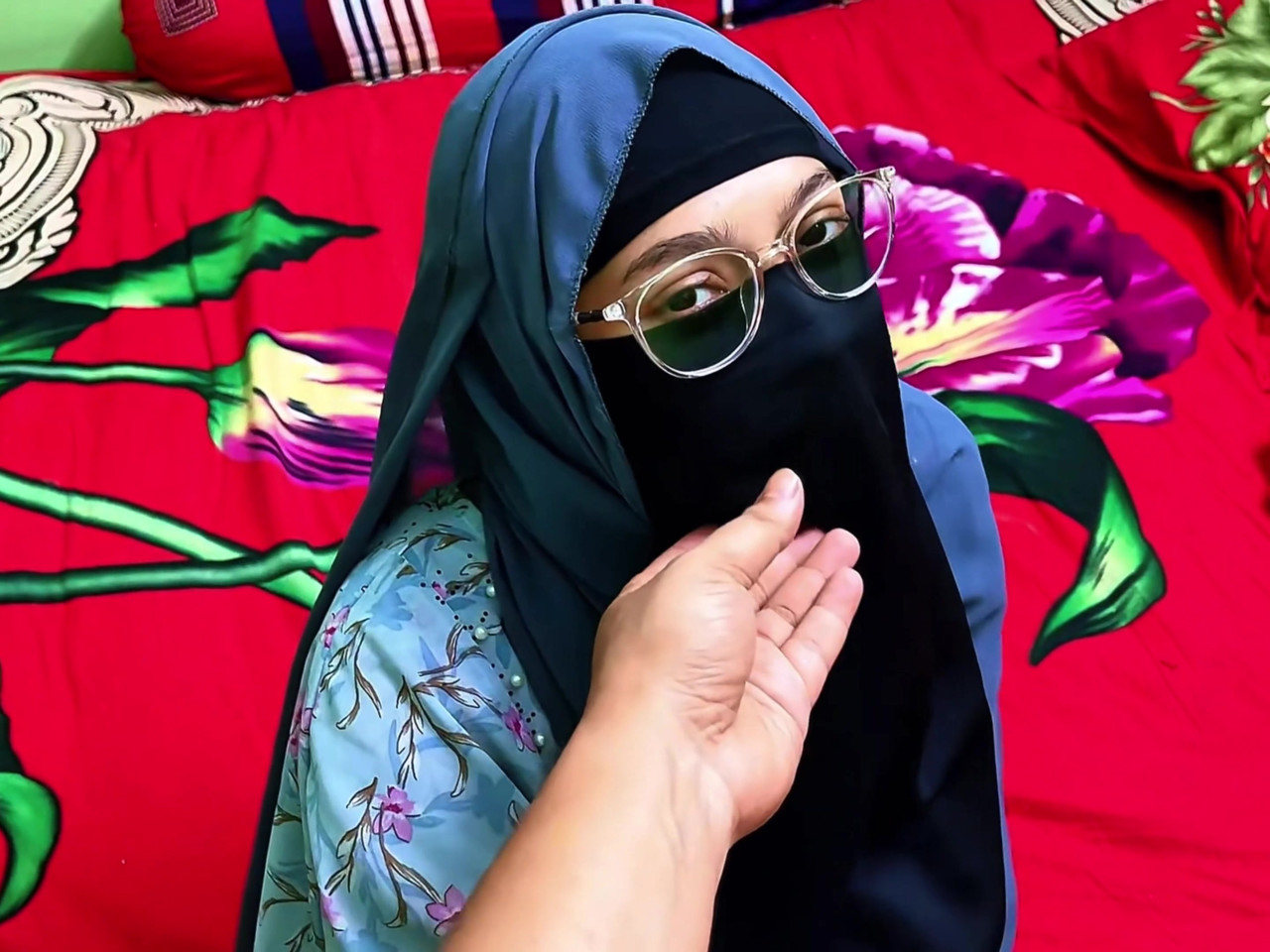 旦那様、入ってもいいですか?助けが必要です