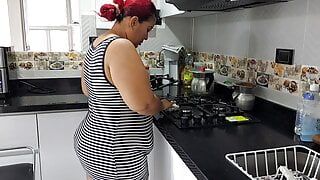 Uwodzenie mojej macochy do seksu w kuchni