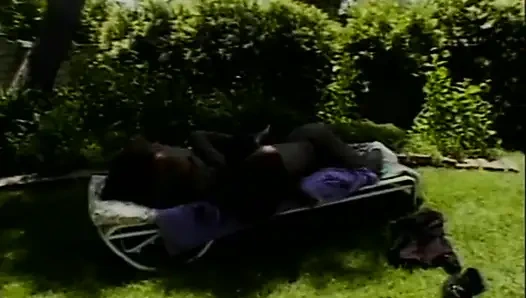 Sert siyah amcık bahçede yalıyor... ağzına boşalma