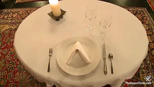 Üst kat köleleri öğle yemeği servis ediyor