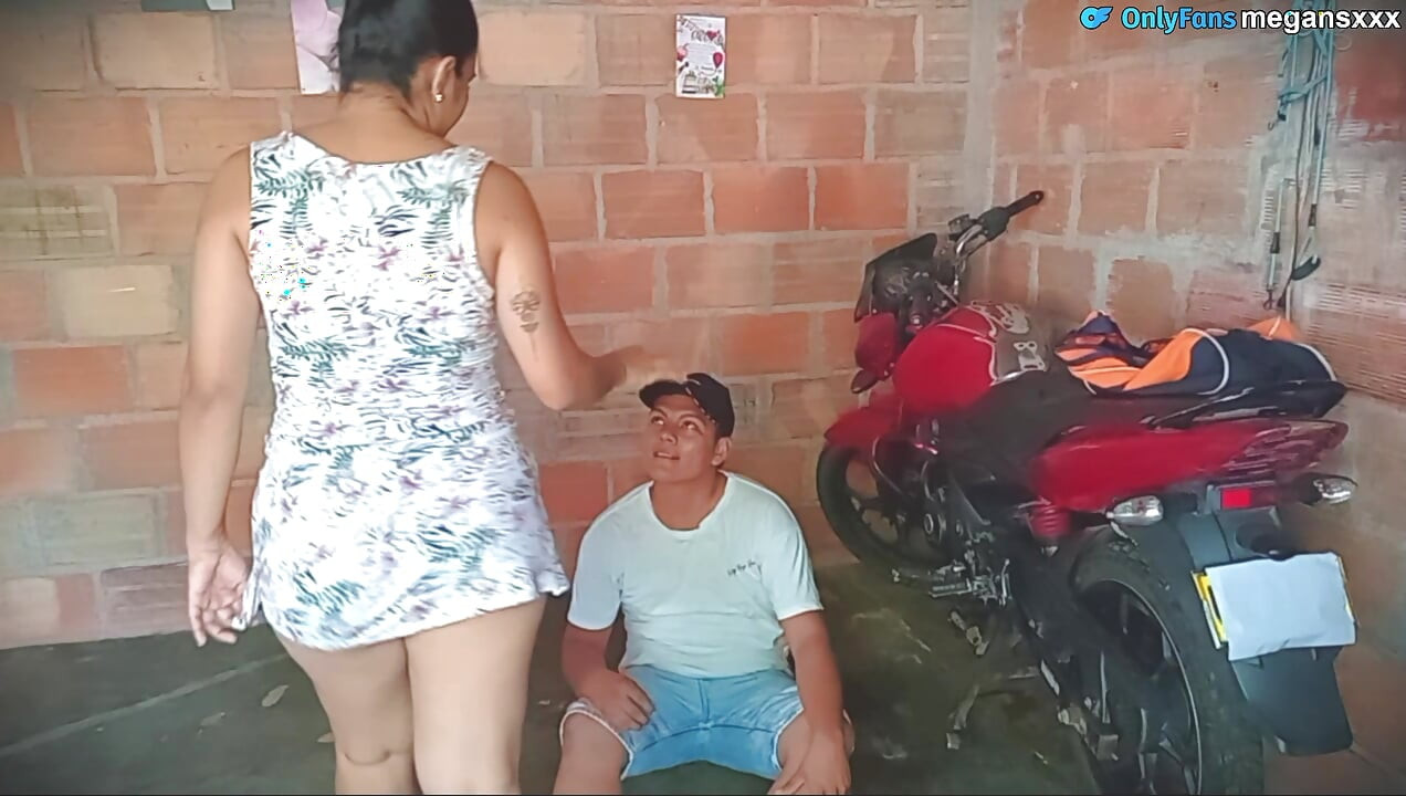 整備士が隣人のバイクのオイルを測定する