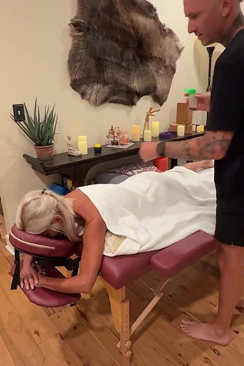 Bradley Cxxx Gives the MILF Tatiana Steele a Full Erotic Sensual Massage