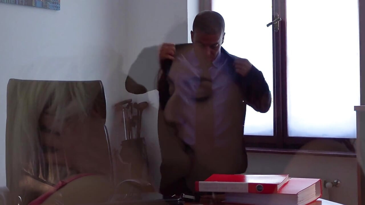 Blondă și roșcată împart pula în sex în trei sălbatic