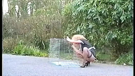 Nilon hitam di atas rok