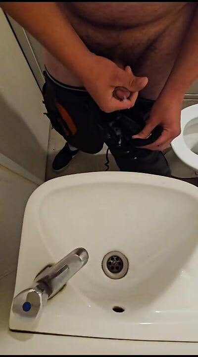 Foda e gozada nas minhas botas de trabalho de couro