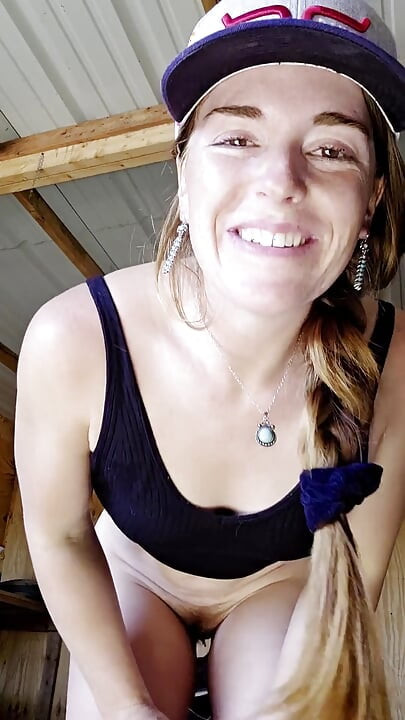 Si rambut merah preps dubur dengan palam punggung bergetar