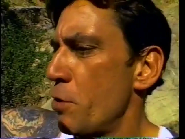Yaşlı kadının taşkınlıklarını alıp sikini emmesini izle