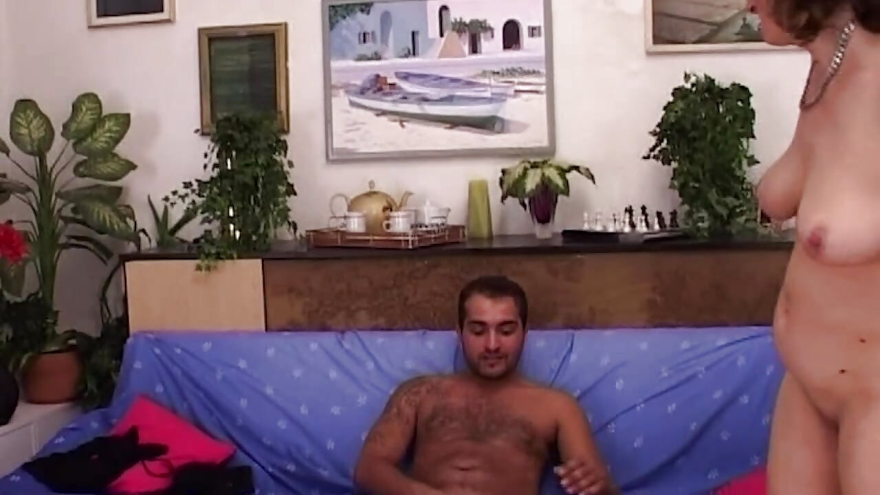 Ώριμη μελαχρινή καταβροχθίζει κώλο και πούτσο σε άγριο καναπέ