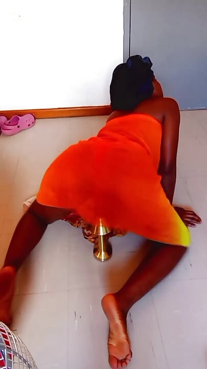Moja mama me je uhvatila na crveno i jebi me sa njenim držačem za lampu
