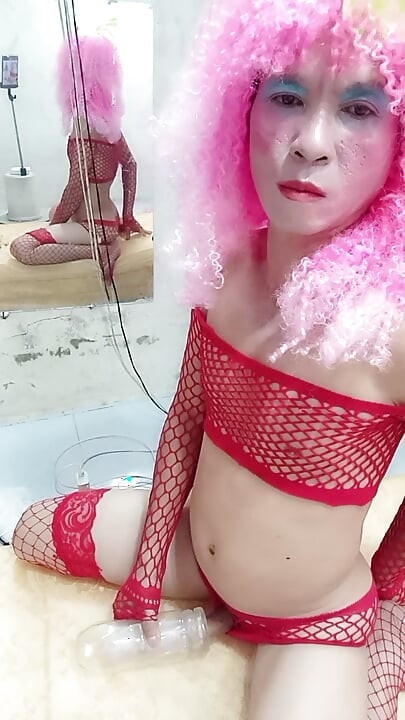 Oanh Le transgenre portant de la lingerie sexy en jouant avec un faux can