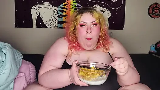 Fette frau isst frostige flakes