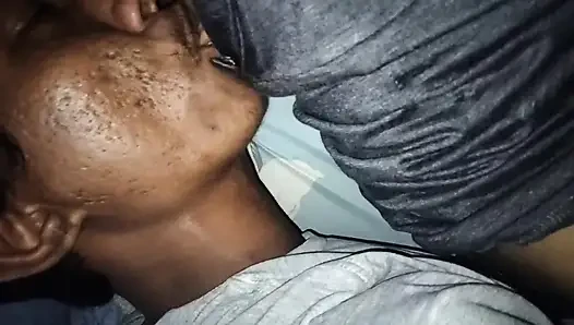 meraba istriku disaat dia sedang istirahat dikasur