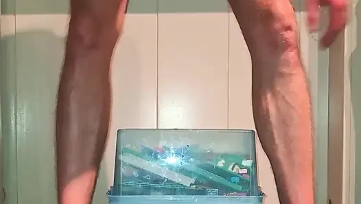 Ateşli eşcinsel twink tek başına sert büyük yarak yapay penisle sidik orgazmı