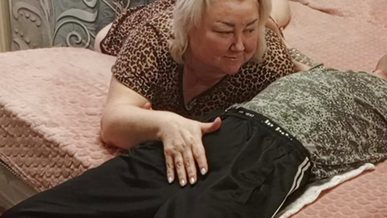 صديقتي تمص الزب للحصول على فم من المني