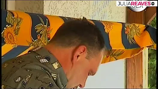 Возбужденную сучку трахнули на голливудском свинге