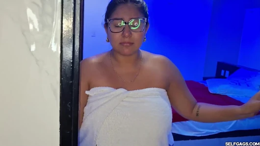En iyi arkadaşlar soyunuyor ve yan yana çıplak sikiliyor