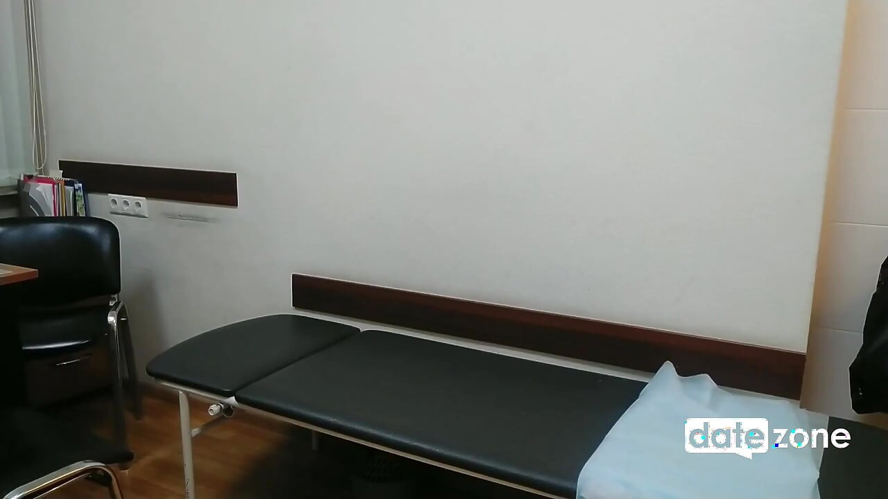 Ondertussen in het kantoor van de dokter...