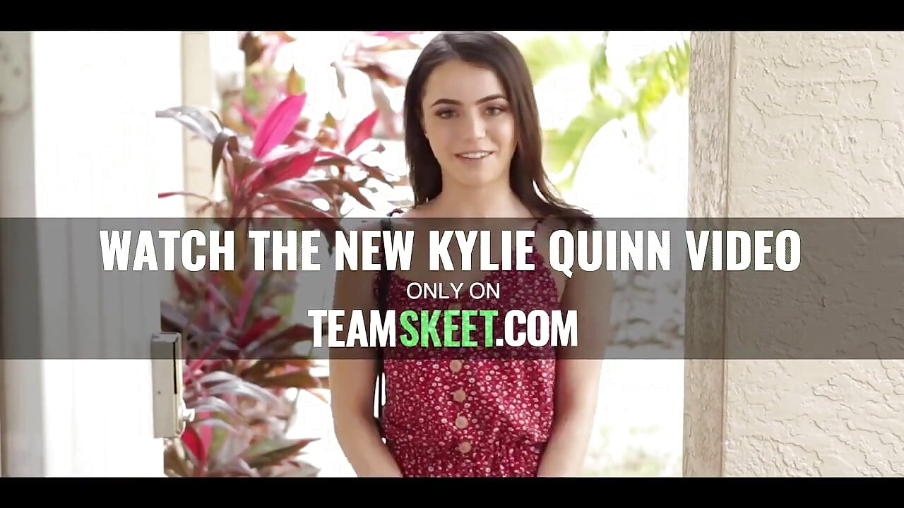 Κορίτσι πολυτελείας δοκιμάζει τα νέα ρούχα για το διαδικτυακό της σόου με τον φίλο της