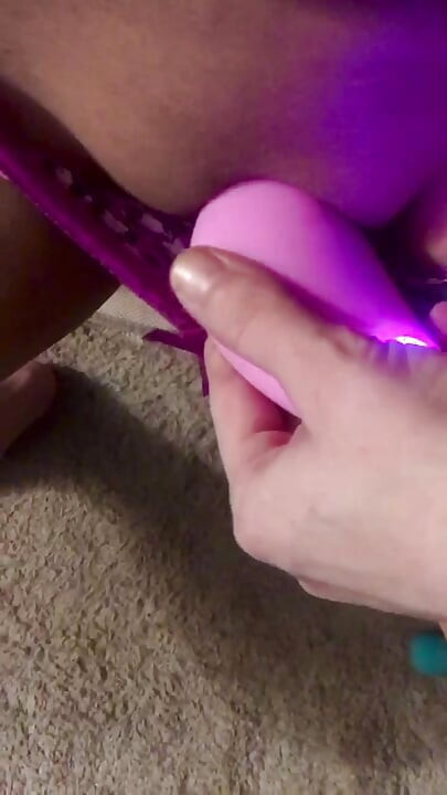 O SOȚIE TÂNĂRĂ SEXY SE UDĂ ÎN PIZDĂ ÎNAINTE CA SOȚUL SĂ-I FUTĂ CREIERII