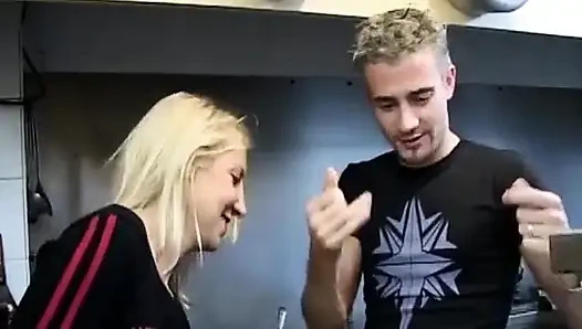 Vahşi Fransız genç kız mutfakta çalışırken iki memnun ediyor