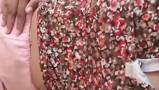 Она играет с ее возбужденной киской хорошо ее хорошо возбужденная с в Musterbation в ванной с болотными сиськами