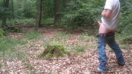 Branlette en plein air avec éjaculation dans la forêt 01