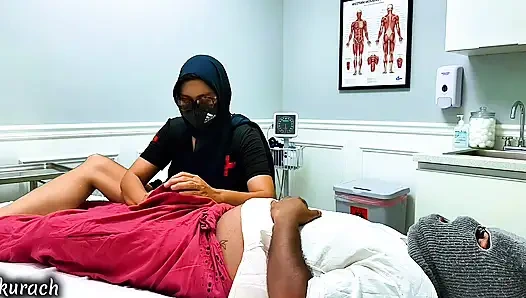 Ateşli hemşire bir hastanın yanına geldi ve onu sikti