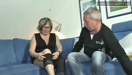 Granny spreads legs in the air as she gets fucked to a cumshot