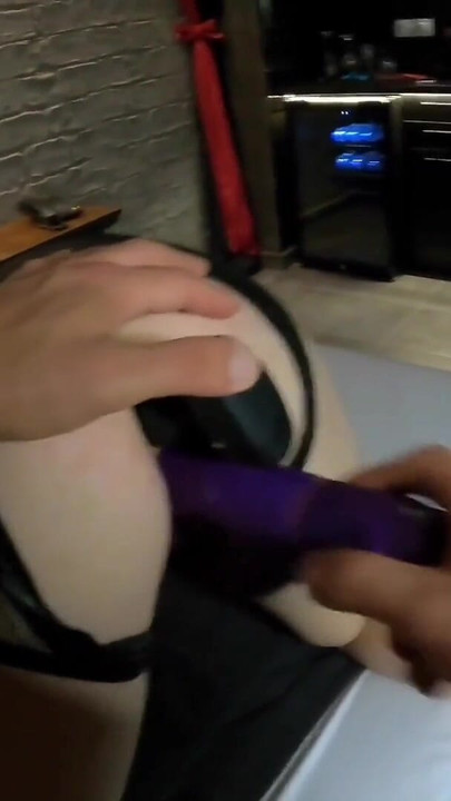 Detik epik dari "hamba perempuan dipergunakan dalam bilik BDSM oleh hambanya sehingga dia memancut, filem penuh, hamba remaja badan yang sempurna,"