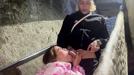 Ебарь с огромным членом в сексе вчетвером со своим клоном и его подругой