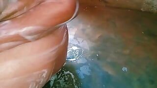 Tante geniet volop van seks tijdens het nemen van een bad