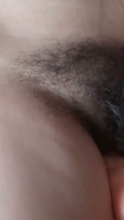 Min svåger sätter en enorm dildo i mig och jag ber honom att sätta sin stora kuk i mig istället | Klippa 1