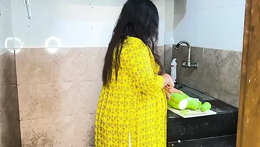 Tiba-tiba aku ngentot ibu mertuaku waktu dia lagi cutting kari di dapur - seks kasar sama desi