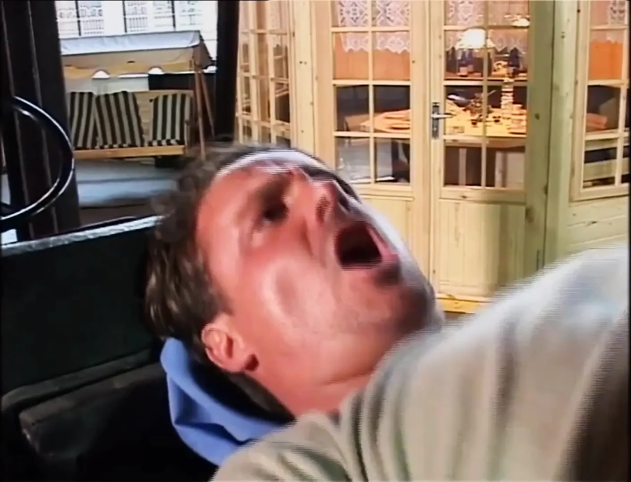 Blondes Model nimmt ihn in den Arsch