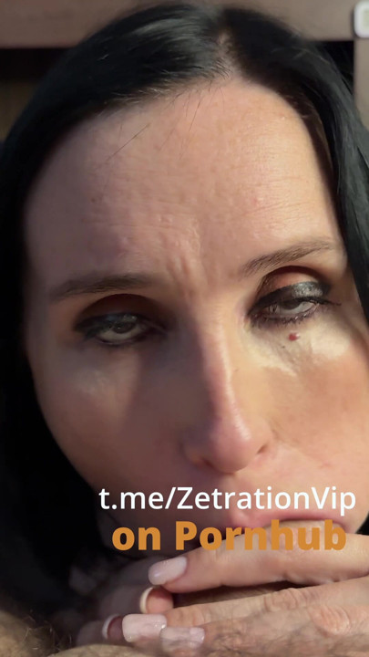 閉著眼睛濕漉漉的 - 你可以看到她的真實感覺有多美味