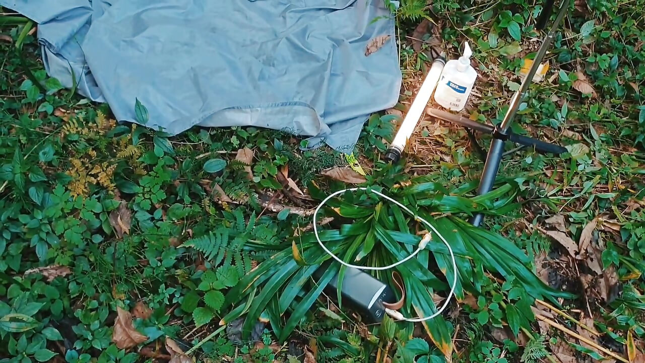 Bărbat asiatic se masturbează în munți și jungle adânci, gemând și ejaculând, înghițind lichidul