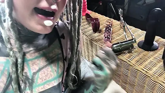 Geiles alternative tätowiertes mädchen zeigt ihr sexspielzeug mit arsch stopfen